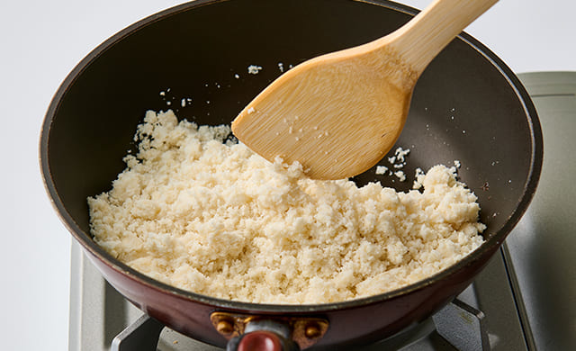 おからを乾煎りしている写真