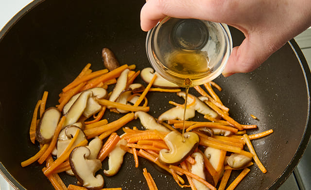 ごま油を加えている写真