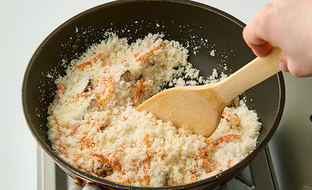 おからを加えて炒めている写真