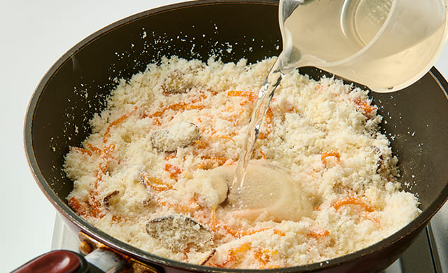 だし汁を加えている写真