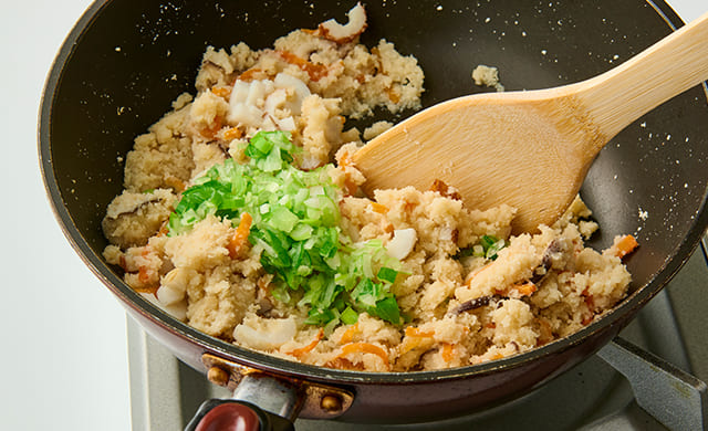 長ねぎを加えて炒めている写真