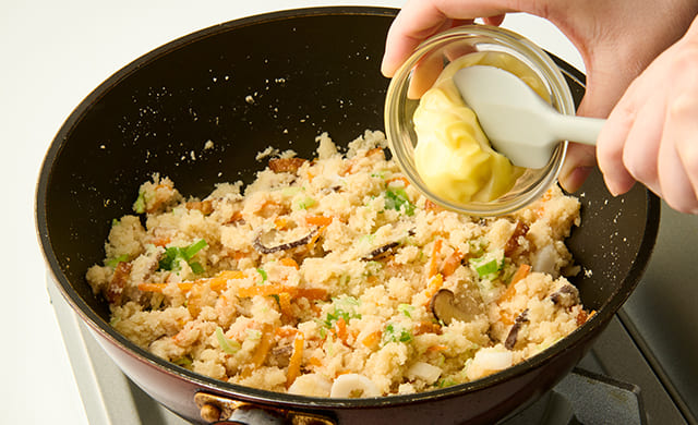 マヨネーズを加えている写真