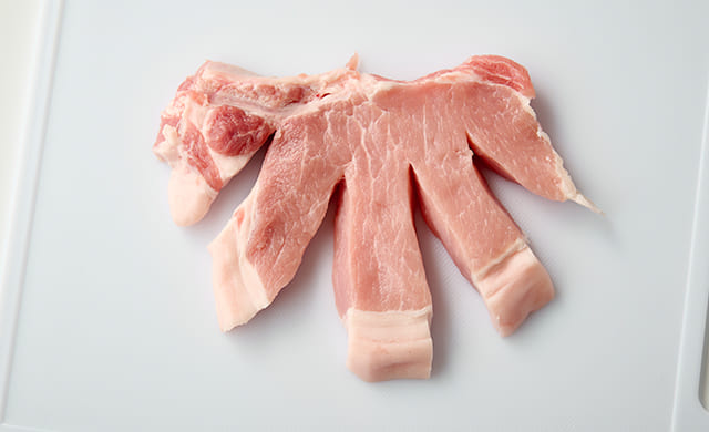 切り込みを入れた豚肉の写真
