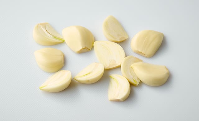 切ったにんにくの写真