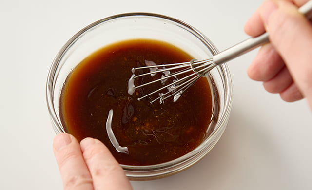 調味料を混ぜている写真