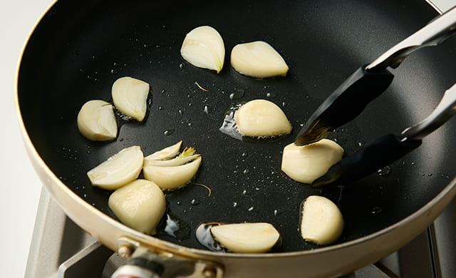 にんにくを炒めている写真