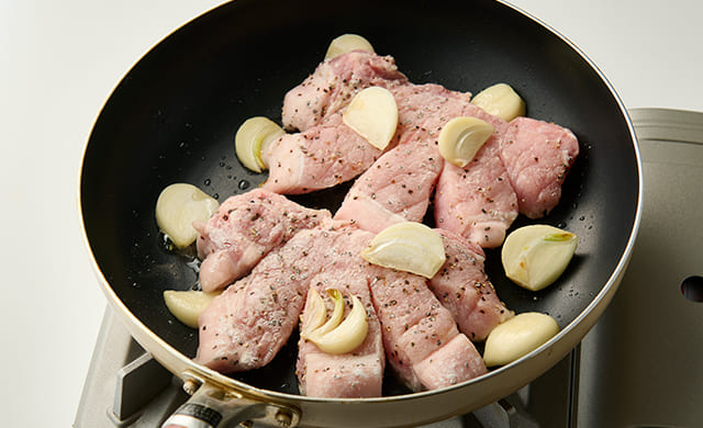 豚肉を焼いている写真