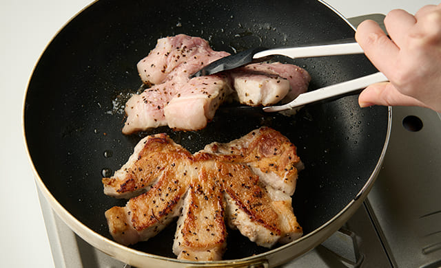 豚肉を裏返している写真