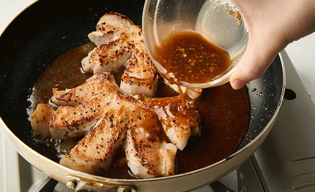 調味料を加えている写真/ソースを絡めている写真