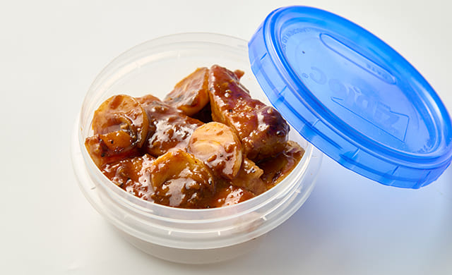 冷凍用保存容器に入ったトンテキの写真