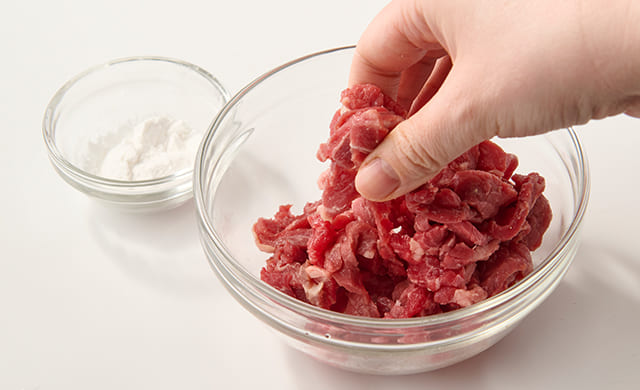 牛肉に下味を付けている写真