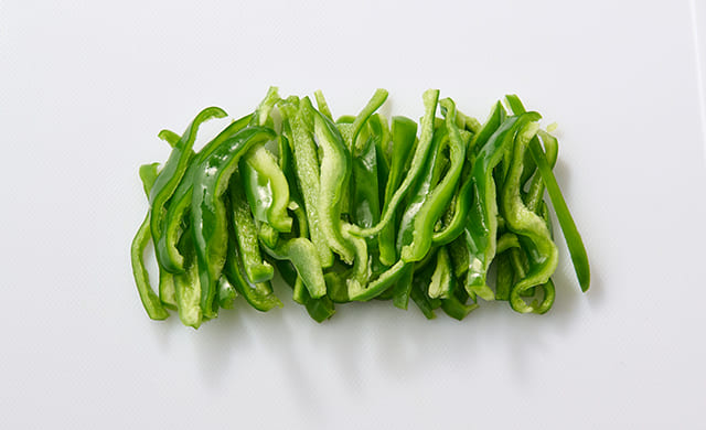 切ったピーマンの写真