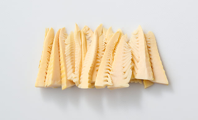 切ったたけのこの水煮の写真