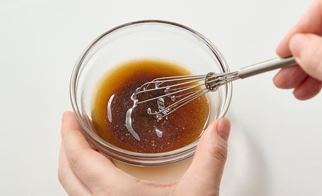 調味料Bを混ぜている写真