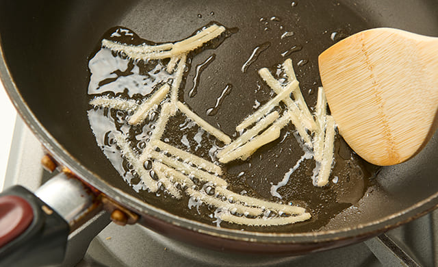 生姜を炒めている写真