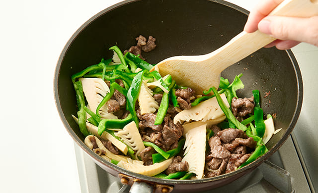 3・4を加え、さらに炒めている写真