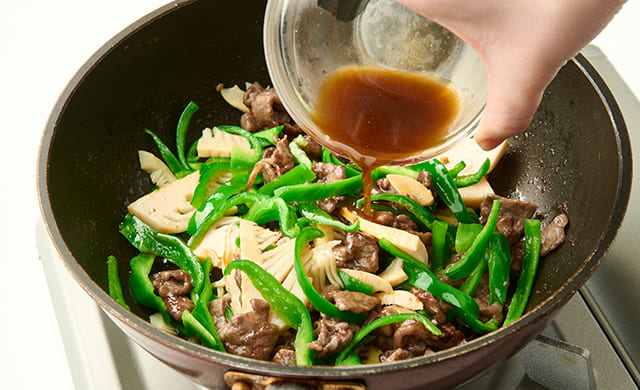 調味料Bを加えている写真