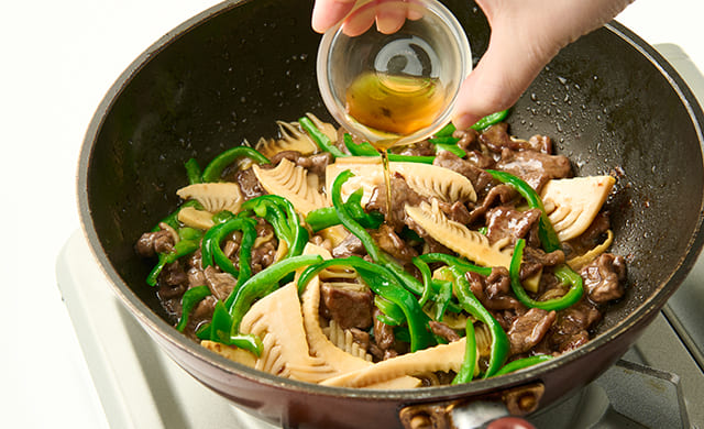 ごま油を加えている写真