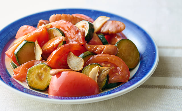 トマトとウィンナーのソース炒めの写真