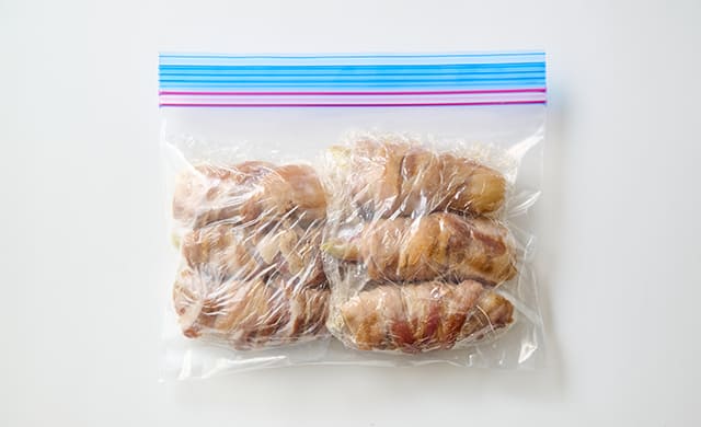 冷凍用保存袋に入ったみょうがおかずの写真