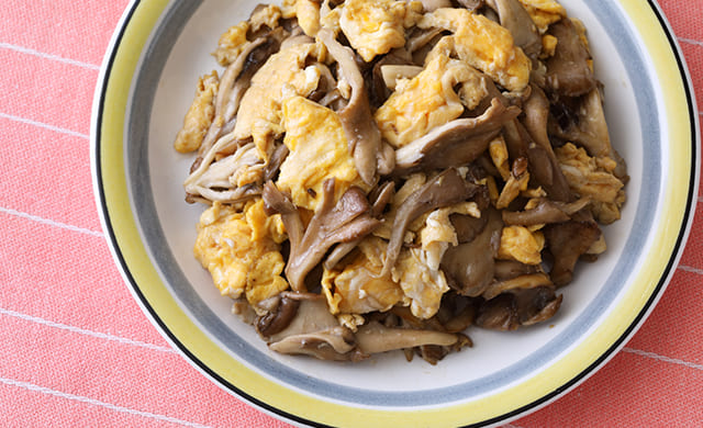 まいたけと卵のマヨネーズ炒めの写真