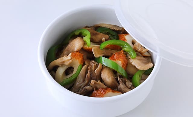 保存容器に入ったまいたけおかずの写真