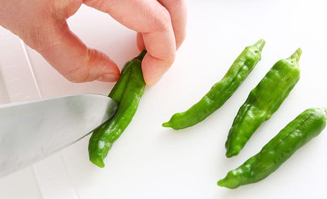 ししとうに切り込みを入れている写真