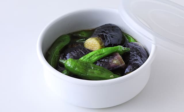 保存容器に入っているししとうおかずの写真