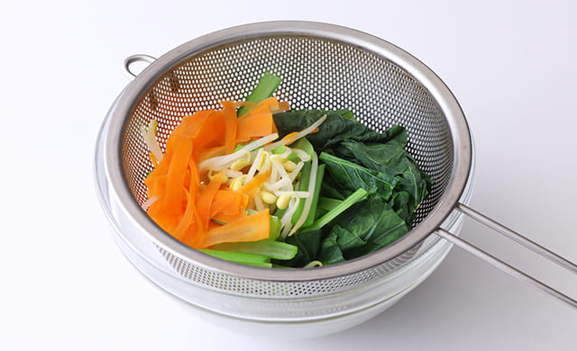 ザルで野菜の水気を切っている写真