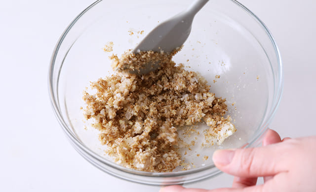 調味料を混ぜている写真