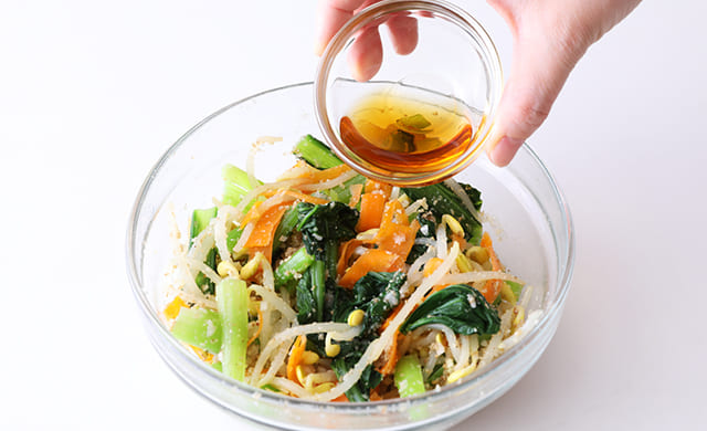 ごま油を加えている写真