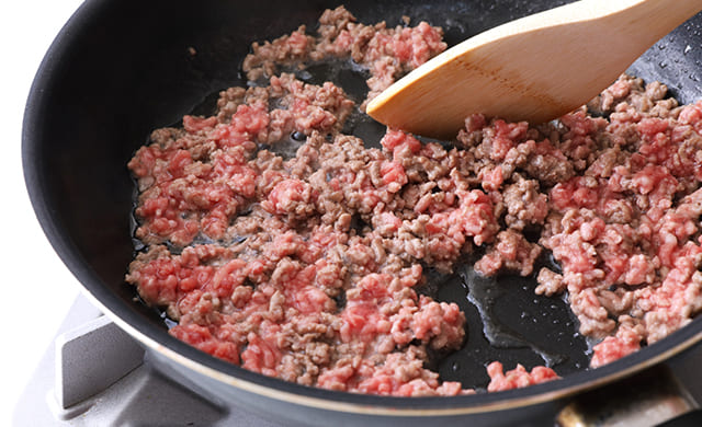 ひき肉を炒めている写真