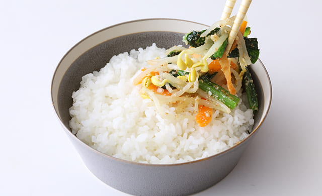 ごはんにナムルを盛っている写真