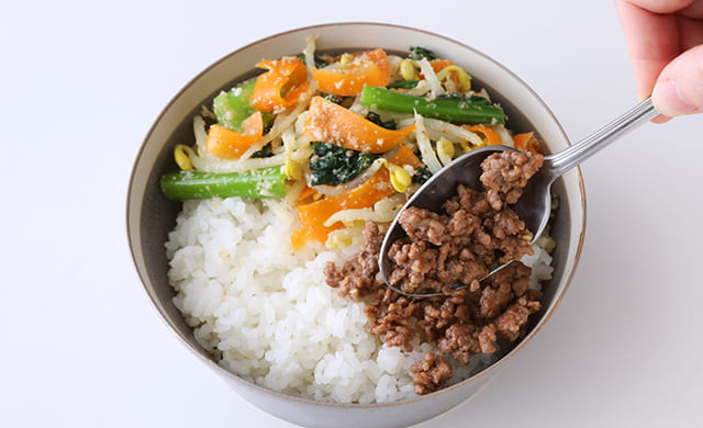 ごはんに肉そぼろを盛っている写真