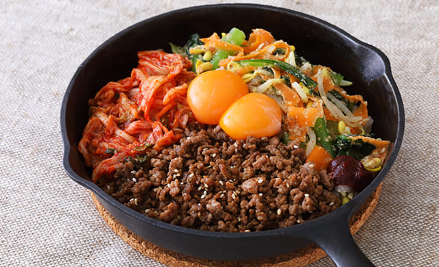 フライパンに盛ったビビンバの写真