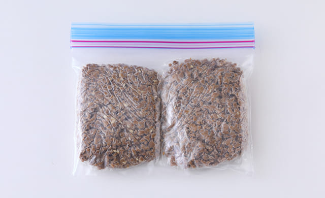 冷凍用保存容器に入った肉そぼろの写真