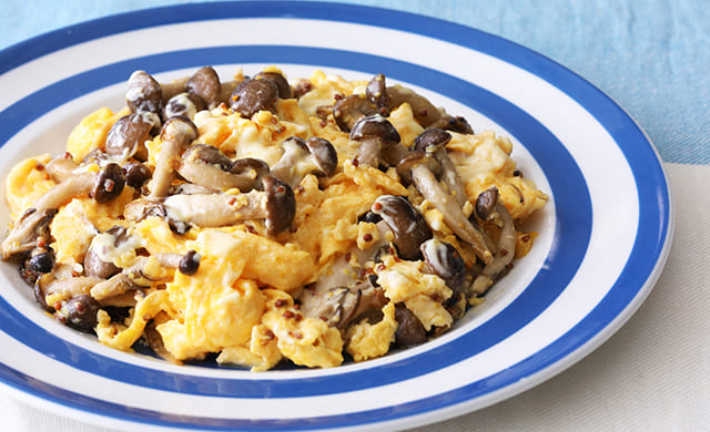 しめじと卵のマヨネーズ炒めの写真