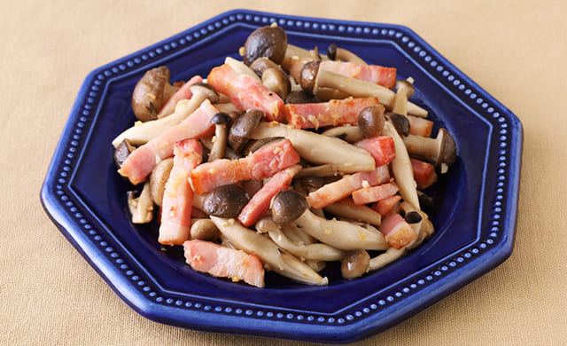 しめじとベーコンの炒めの写真