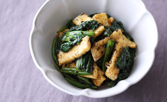 油揚げとほうれん草の和え物の写真