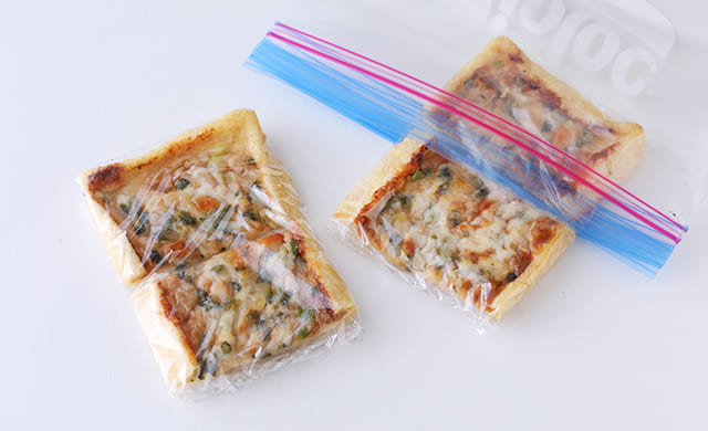 冷凍保存袋に入った油揚げのチーズ焼きの写真