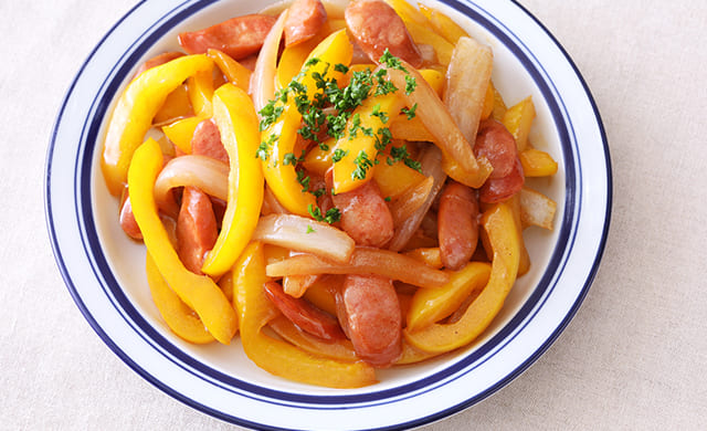 パプリカとウインナーの炒め物の写真