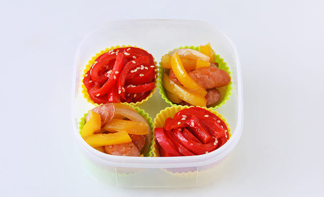 冷凍用保存容器に入ったパプリカのきんぴら・パプリカとウインナーの炒め物の写真