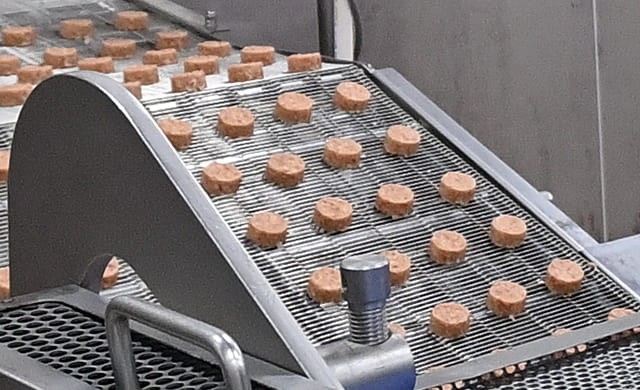 『ミニハンバーグ』が成形される工程の写真