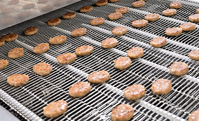 冷凍機に運ばれる『ミニハンバーグ』の写真