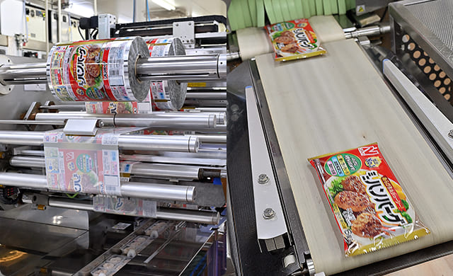 『ミニハンバーグ』の包装の工程の写真