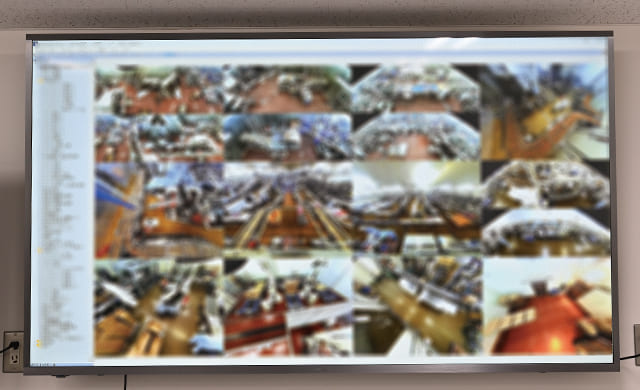 事務所に設置された大型モニターの写真