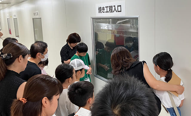 「工場見学で親子環境教室」の様子