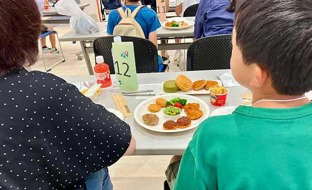 「工場見学で親子環境教室」の様子