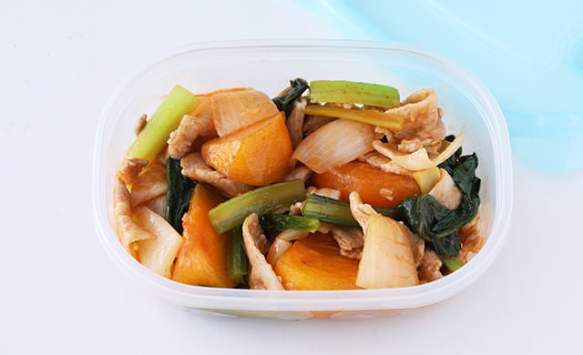 冷凍用保存容器に入れた柿と豚肉の酢豚風炒めの写真