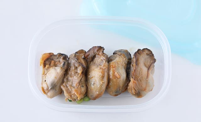 冷凍用保存容器に入れた牡蠣の味噌焼きの写真